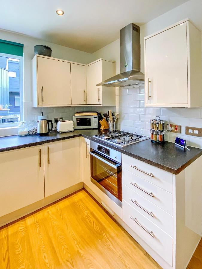 Beautiful, Contemporary 3 Bedroom Apartment Bath Exterior photo